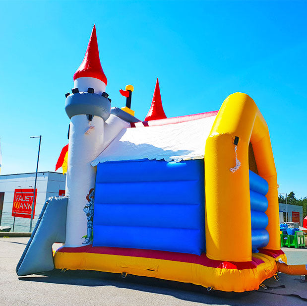 Aufblasbare Huepfburg von der Seite mit Vollwaenden und Tuermen