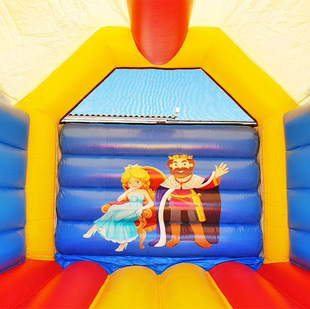 Gemanltes Bild von einem Koenig und einer Prinzessin auf der Rueckwand einer Huepfburg