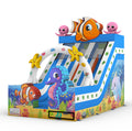 Bunte Unterwasser-Hüpfburg mit Rutsche - niedliche Meeresbewohner wie Clownfisch, Seepferdchen und Oktopus laden zum fröhlichen Spielen ein.