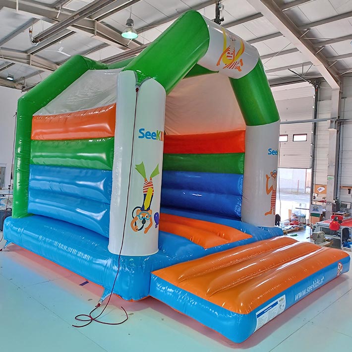 Hüpfburg Sonderanfertigung mit Maskottchen und Logoaufdruck - Aufblasbare Werbung | Werbeträger | Inflatables online kaufen! Hüpfburg Sonderanfertigung mit Maskottchen und Logoaufdruck - Aufblasbare Werbung | Werbeträger | Inflatables online kaufen!