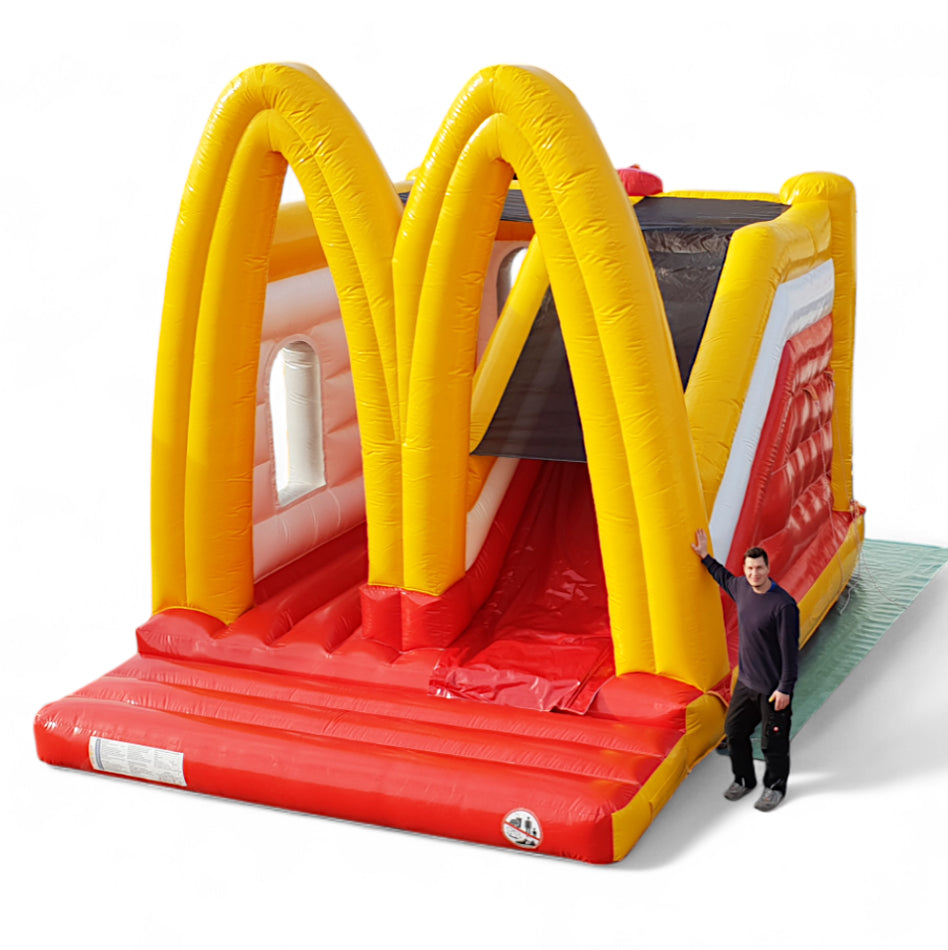 Aufblasbare Hüpfburg in McDonald’s Optik mit Rutsche – auffälliges Eventmodul für Markenwerbung bei Großveranstaltungen.