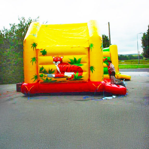 Hüpfburg Spielhaus mit Dach - Aufblasbare Werbung | Werbeträger | Inflatables online kaufen! Hüpfburg Spielhaus mit Dach - Aufblasbare Werbung | Werbeträger | Inflatables online kaufen!