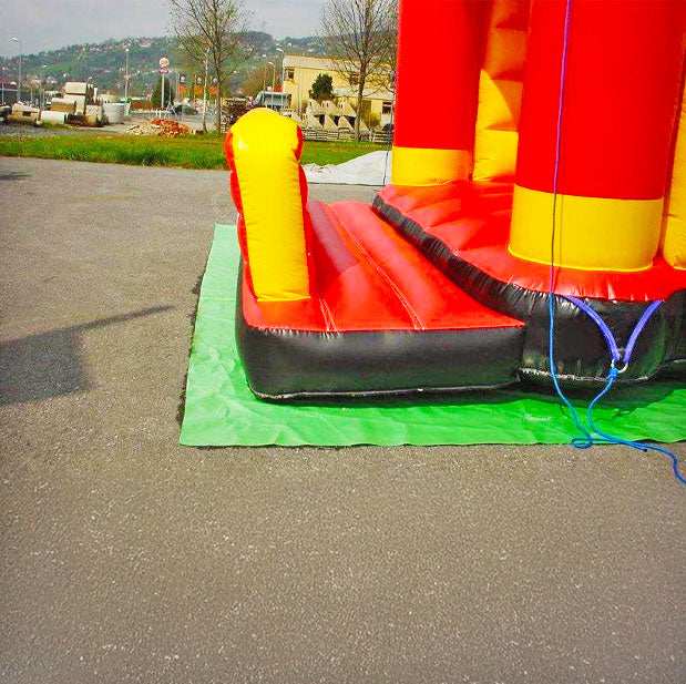 Vorderteil einer Hüpfburg  auf einer grünen Plane