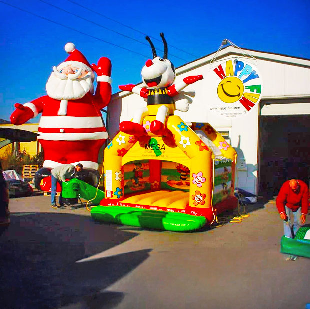 Aufblasbare Hüpfburg mit leuchtenden Farben und Blumen an der Hüpfburg