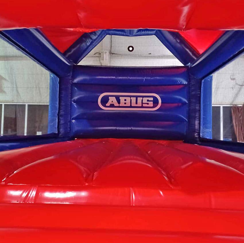 Vorhangschloss Hüpfburg von innen mit Netz