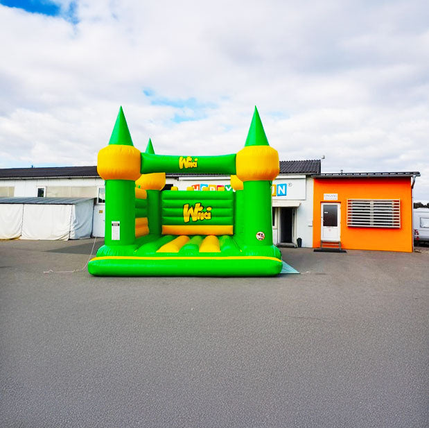 Farbenfrohe Hüpfburg mit Logo an der Innen Rückwand und auf dem Balken