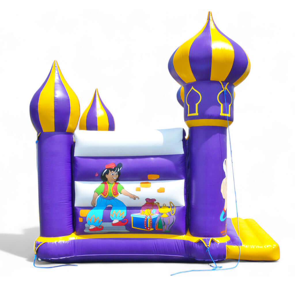 Eine Violett-Gelbe-Weiße Hüpfburg mit arabischen Bemalungen.