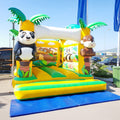Eine Hüpfburg mit zwei großen aufblasbaren Elementen an den Einstiegssäulen, ein Affe und ein Panda.