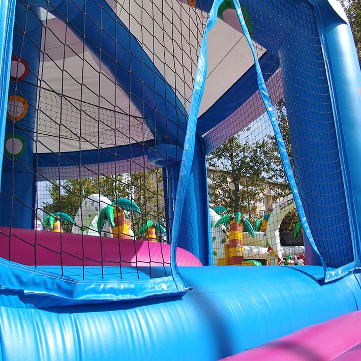 Eingang einer Huepfburg mit Netzwaenden.