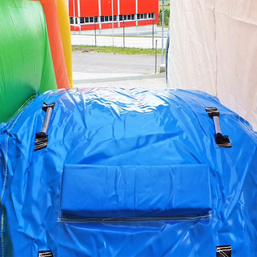 Eine blaue Rutsche in einer Hüpfburg.