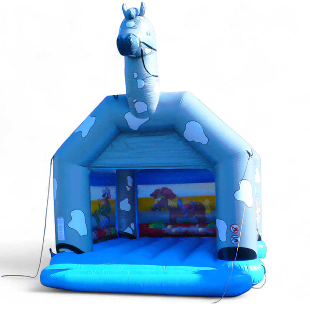 Hüpfburg Pferd in grau und blauer Sprungfläche.
