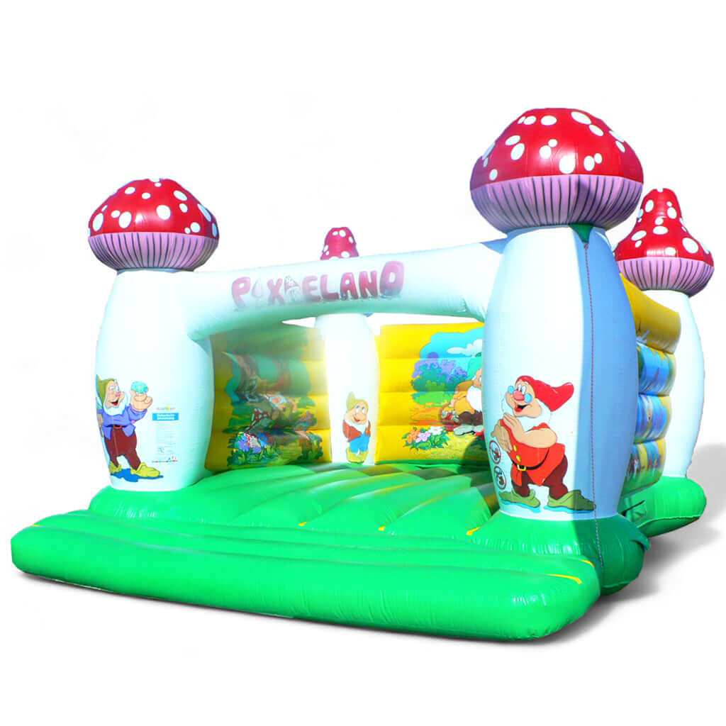 Hüpfburg im Märchenstil mit Zwergen und Pilzen und grüner Hüpffläche