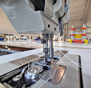 Eine Hüpfburg-Nähmaschine für Reparaturen in einer Detailansicht.