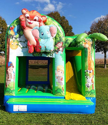 Eine gepflegte saubere Hüpfburg steht auf einer grünen Wiese.