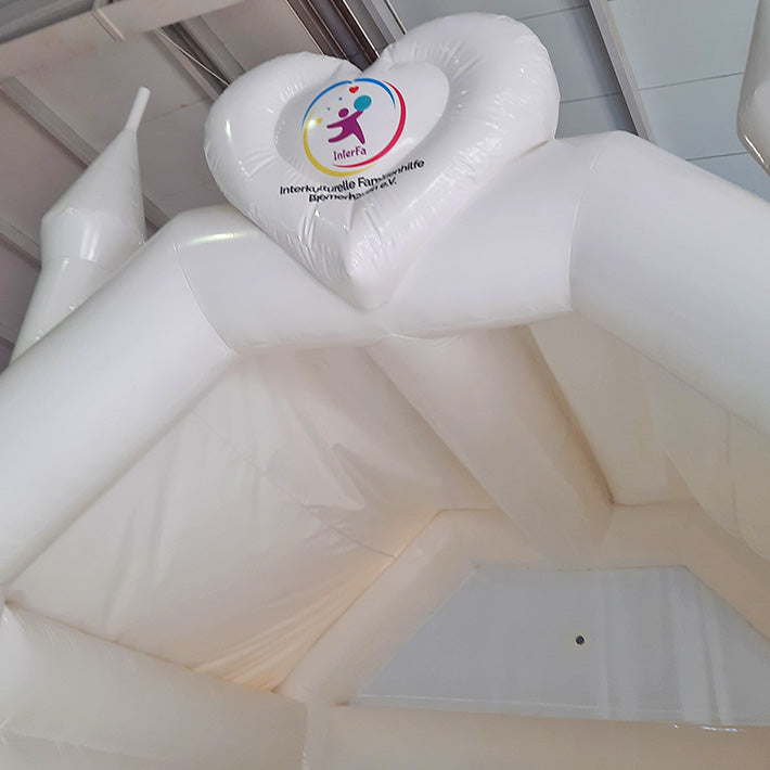 Hüpfburg in weißer Farbe mit Werbung - Aufblasbare Werbung | Werbeträger | Inflatables online kaufen! Hüpfburg in weißer Farbe mit Werbung - Aufblasbare Werbung | Werbeträger | Inflatables online kaufen!