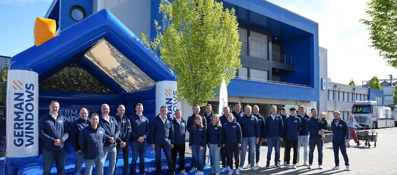 Mitarbeiter stehen vor einer Werbehüpfburg.Hüpfburg Hersteller | Hüpfburgen von Happy Fun seit 1985 Mitarbeiter stehen vor einer Werbehüpfburg.Hüpfburg Hersteller | Hüpfburgen von Happy Fun seit 1985