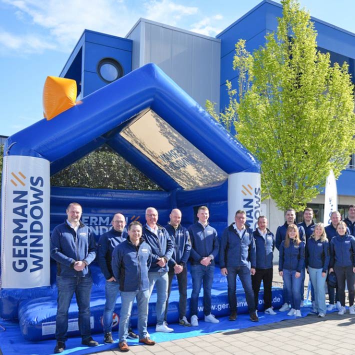 Eine Individuell gestaltete Hüpfburg als Hauskonstruiert im Design der Firma "Germans Windows".