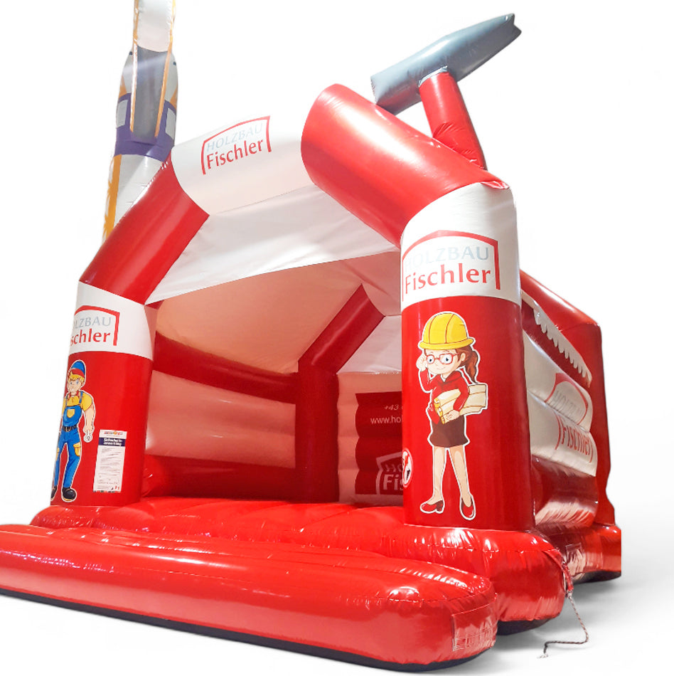 Rote Werbe-Hüpfburg in Hausform mit Markenlogo, Bauhelm-Figur und aufblasbarem Werkzeug