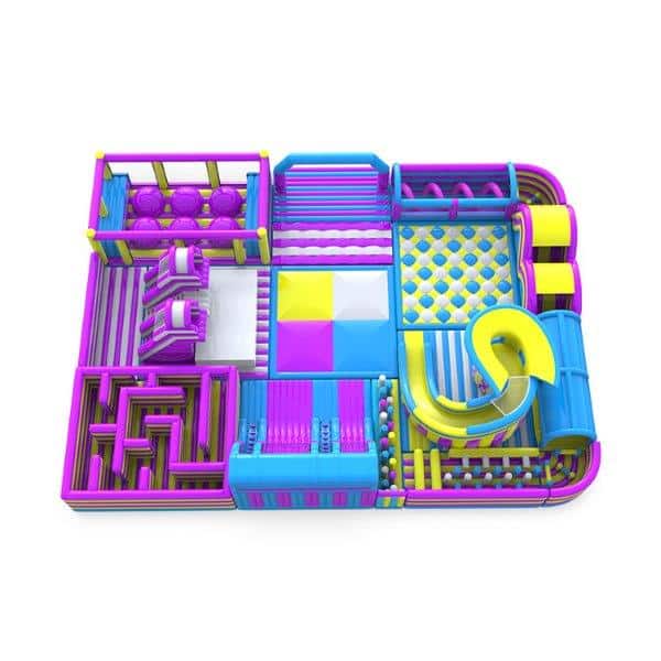 Aufblasbarer Indoorspielplatz mit vielen Hindernissen von oben