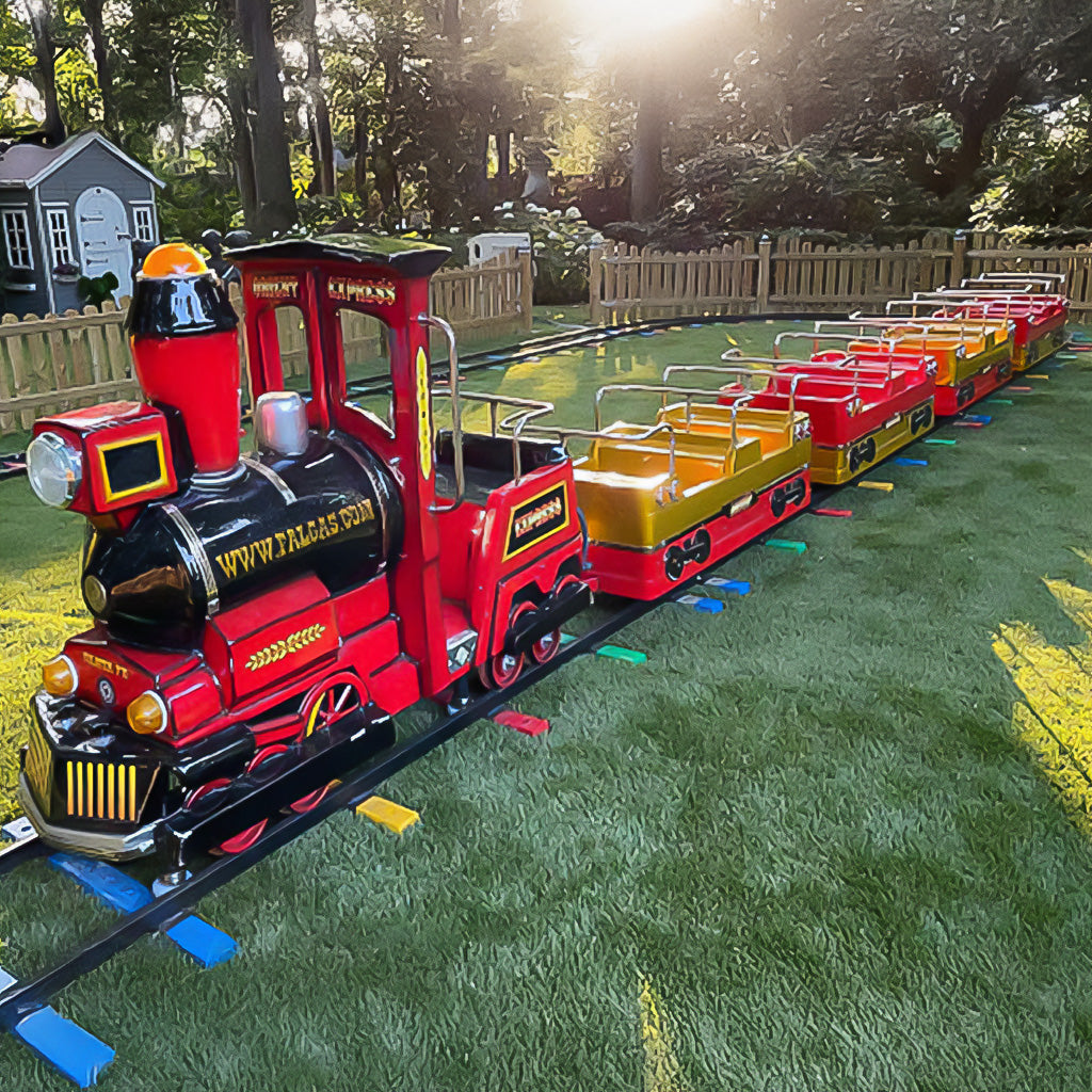Ein Kinderzug in nostalgischem Thema in rot, schwarz und goldenen Farben.