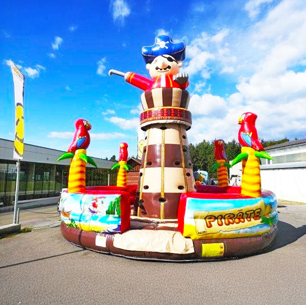 Kletterturm Pirat mit Palmen wo ein Papagei darauf sitzt und einem riesigen aufblasbaren Piraten drauf