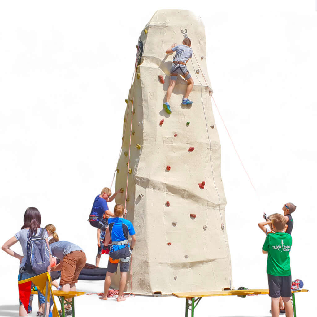 Eine Kletterwand mit mehreren Aufstiegsrouten.