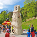 Mobiler Kletterturm im Outdoor-Einsatz - ein actionreiches Highlight für Kinder und Familien, das Bewegung, Spaß und Herausforderung vereint.