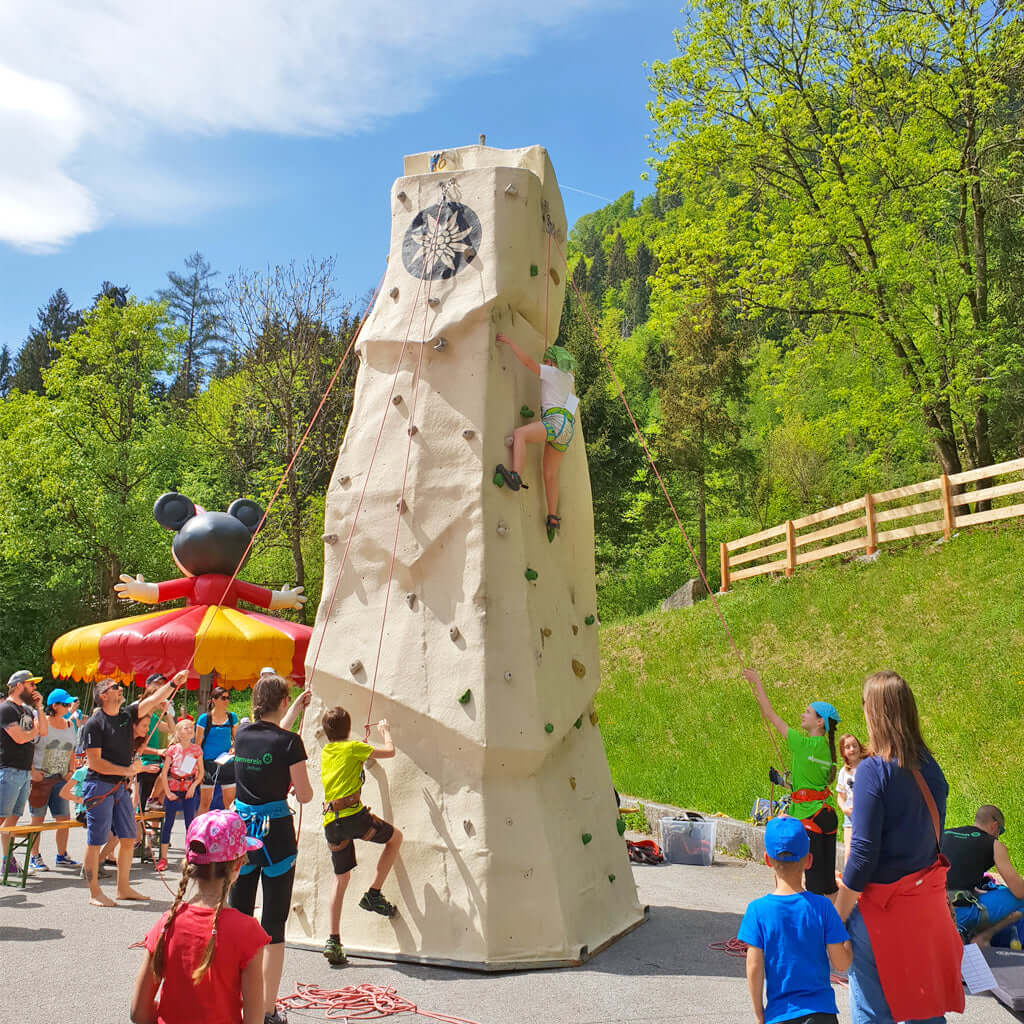 Mobiler Kletterturm im Outdoor-Einsatz - ein actionreiches Highlight für Kinder und Familien, das Bewegung, Spaß und Herausforderung vereint.