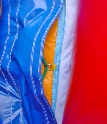 Rutschplane wird getrocknet von einer Hüpfburg.