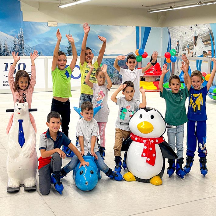 Viele Kinder mit Eislaufschuhen.