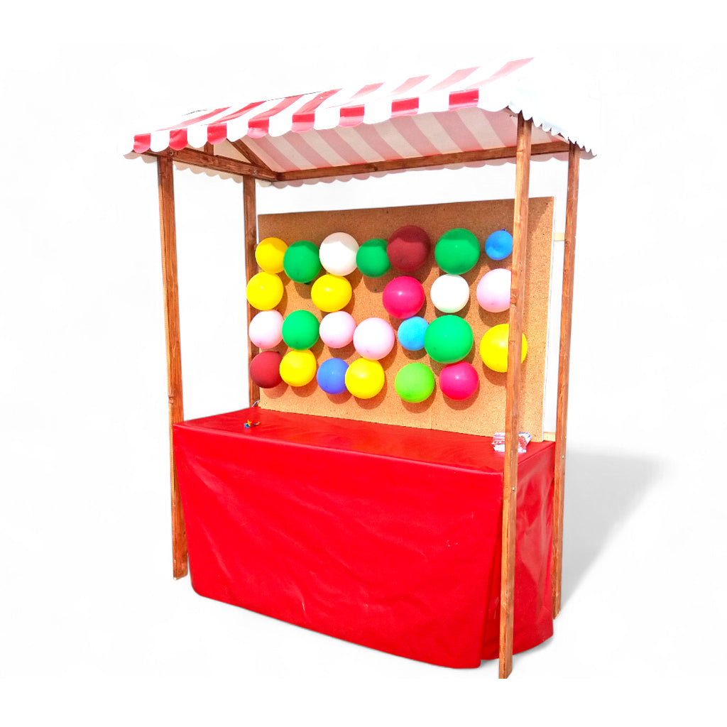 Luftballonschiessstand zum mieten aus Holz mit bunten Luftballons und einem Rot-Weissen Dach auf weissen Hintergrund.