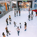 Mobiler Eislaufplatz in einem Einkaufzentrum.