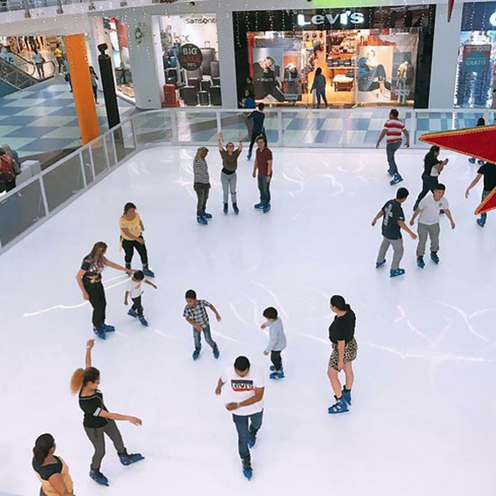 Mobiler Eislaufplatz in einem Einkaufzentrum.