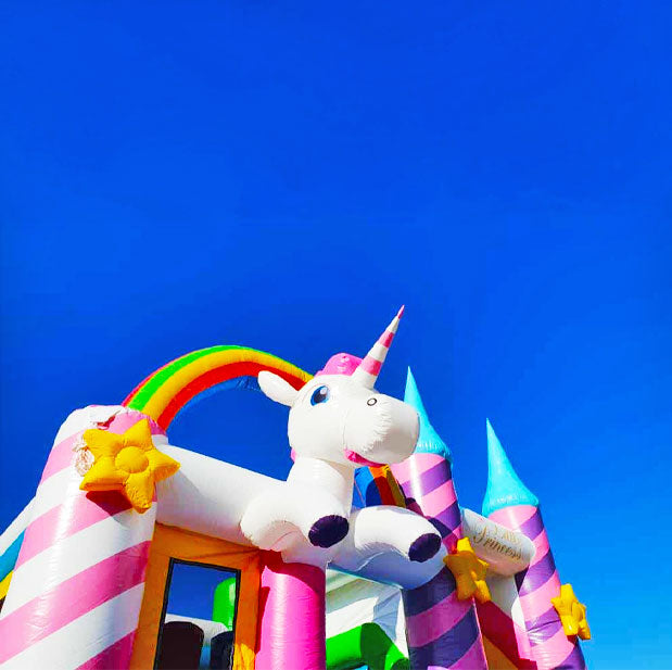 Multiplay Hüpfburg Einhorn mieten 5,6×5,3m - Magisches Springvergnügen - Hüpfburgen mieten für jeden Anlass | Über 300 Spielgeräte Multiplay Hüpfburg Einhorn mieten 5,6×5,3m - Magisches Springvergnügen - Hüpfburgen mieten für jeden Anlass | Über 300 Spielgeräte