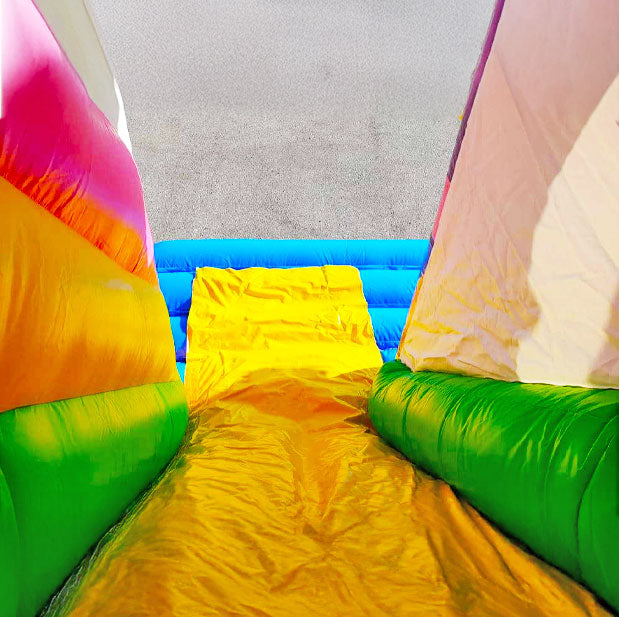 Rutsche in bunten Farben in einer Aufblasbaren Huepfburg