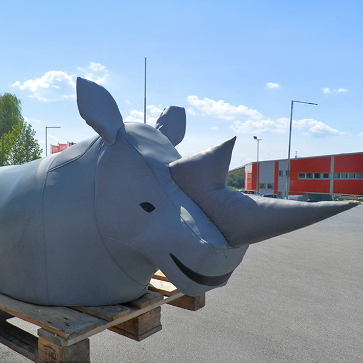 Grosser Nashorn Kopf auf einer Palette.