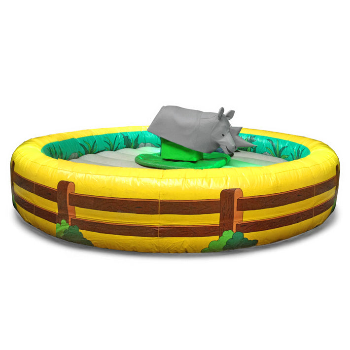 Aufblasbares Nashorn mit einem gelben Fallbecken und aufgemalten Zaun.