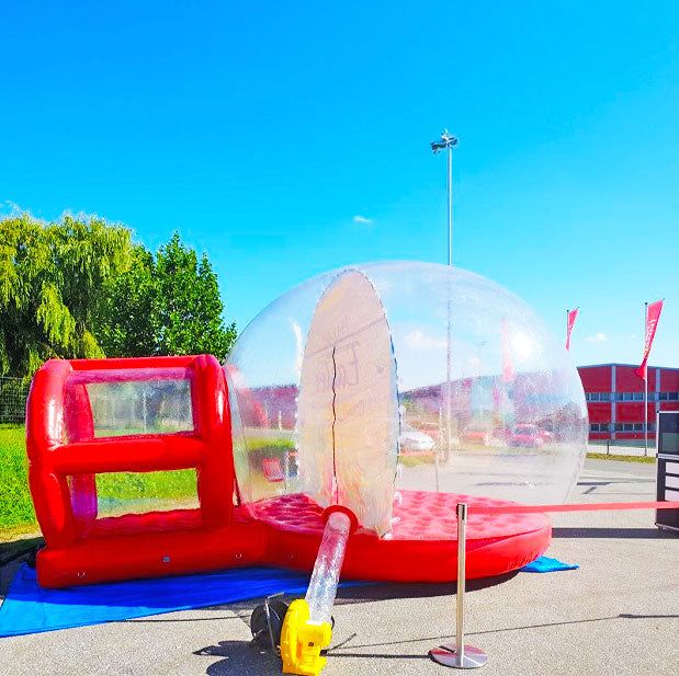 Fotokugel mit Tunnel zum durchgehen auf einer blauen Plane mit Absperrung