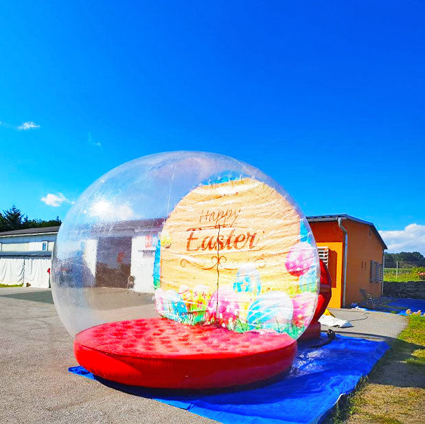 Tranparente grosse Fotokugel mit rotem Boden und einem Osterbild an der Rückwand