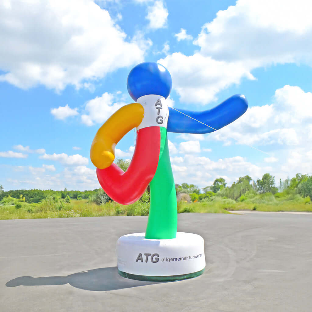 Eine aufblasbare Menschen-Figur in vielen Farben ganz individuell hergestellt für einen Verein