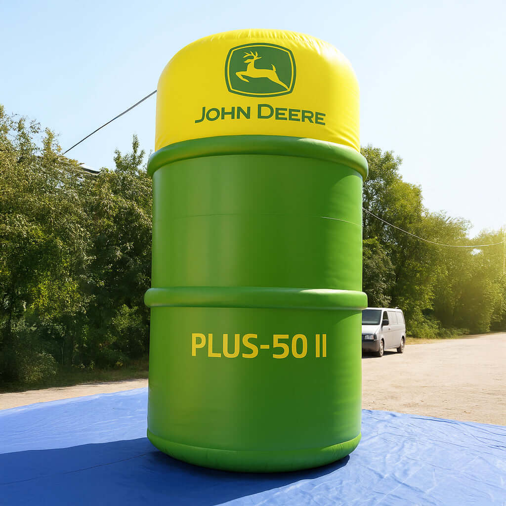 Ein aufblasbares Container-Fass, in grün und gelb für und von der Firma John Deere.