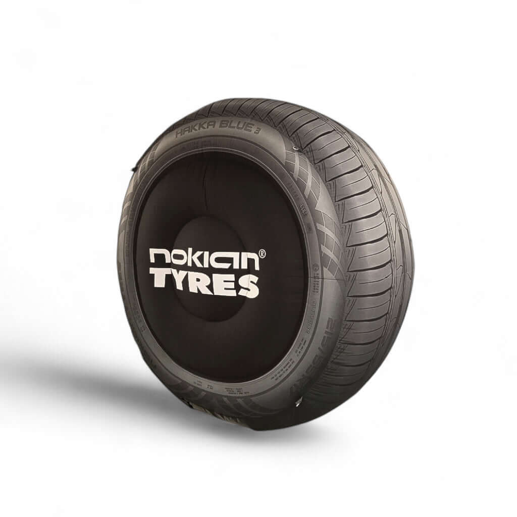 Eine aufblasbare Produktnachbildung eines Reifen der Firma Nokian Tyres.