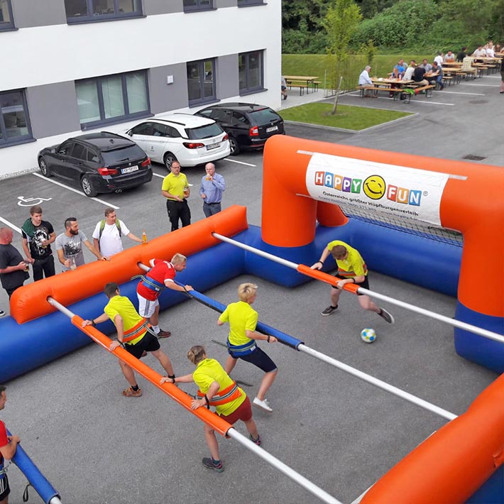 Veranstaltung mit einem Risenwuzzler Turnier auf einem Parkplatz mit Zuschauern.