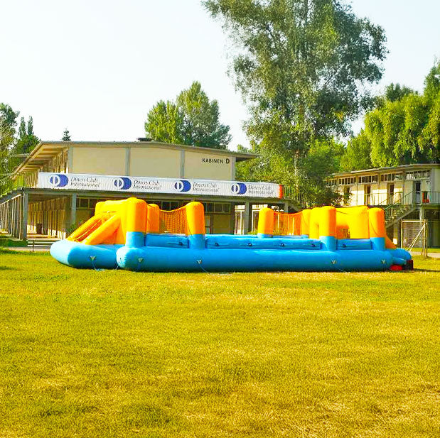 Farbenfroher Riesenwuzzler mit Netztoren im Freien auf einer gruenen Wiese