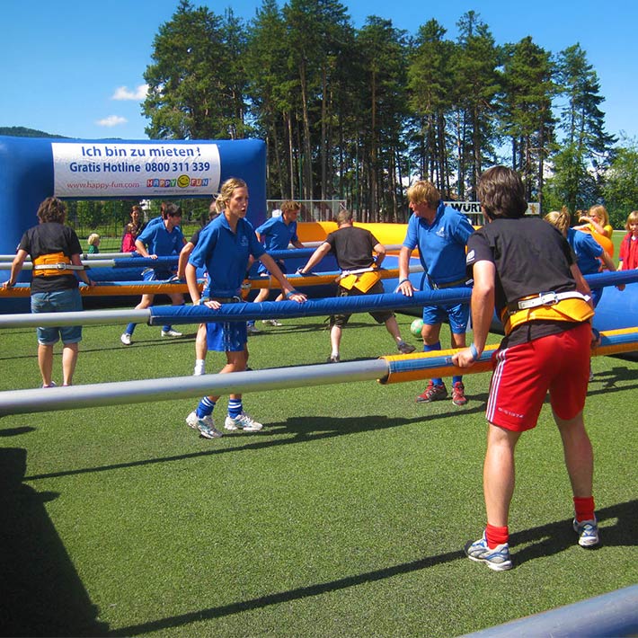 Erwachsene Personen in einem Riesenwuzzler der zu mieten ist.