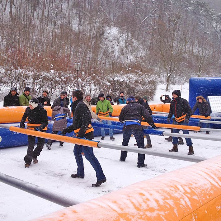 Riesenwuzzler Turnier im freien auf Schnee.