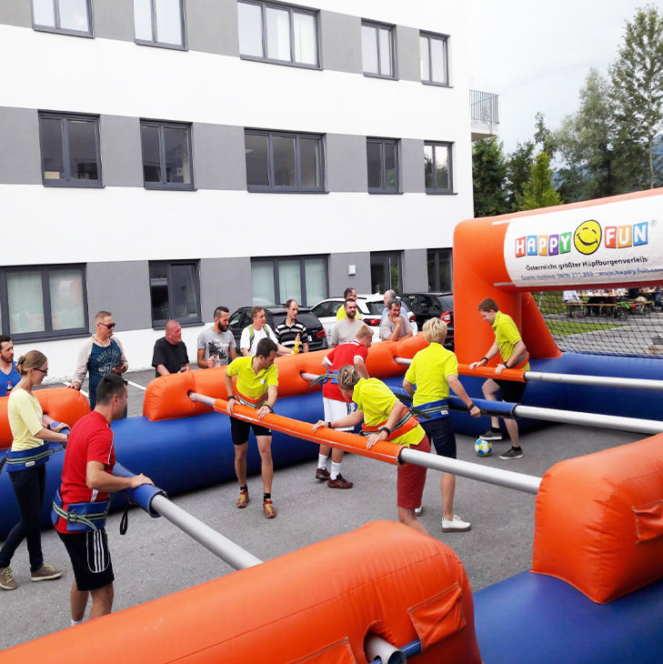 Riesenwuzzler mieten 10 Spieler blau/orange 13,5×7 m – Teamevent - Riesenwuzzler-Turnier ✔ jetzt Wuzzler-Turnier planen Riesenwuzzler mieten 10 Spieler blau/orange 13,5×7 m – Teamevent - Riesenwuzzler-Turnier ✔ jetzt Wuzzler-Turnier planen