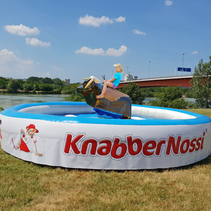 Reitsimulator ist mit Werbung gebrandet.