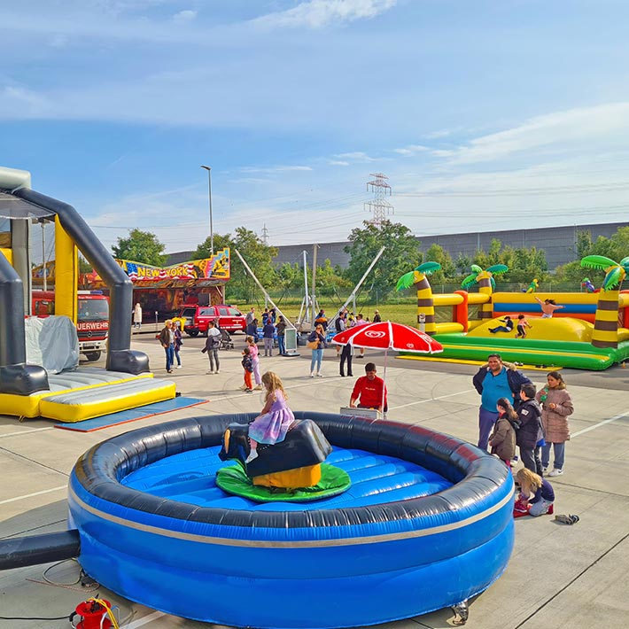 Rodeo Bullriding mieten – Modell Zorro für echte Rodeohelden - Riesenwuzzler-Turnier ✔ jetzt Wuzzler-Turnier planen Rodeo Bullriding mieten – Modell Zorro für echte Rodeohelden - Riesenwuzzler-Turnier ✔ jetzt Wuzzler-Turnier planen