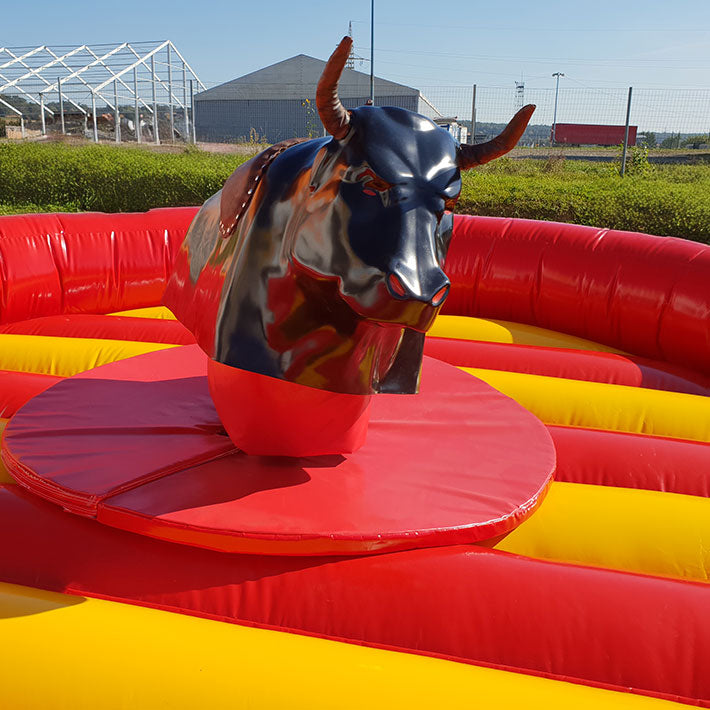 Rodeo Bullriding Anlage zum Mieten, mit rotem Becken und wilden Bullen.